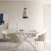 Chaise Yunia beige avec pieds en acier
