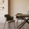 Chaise Yunia marron avec pieds en acier
